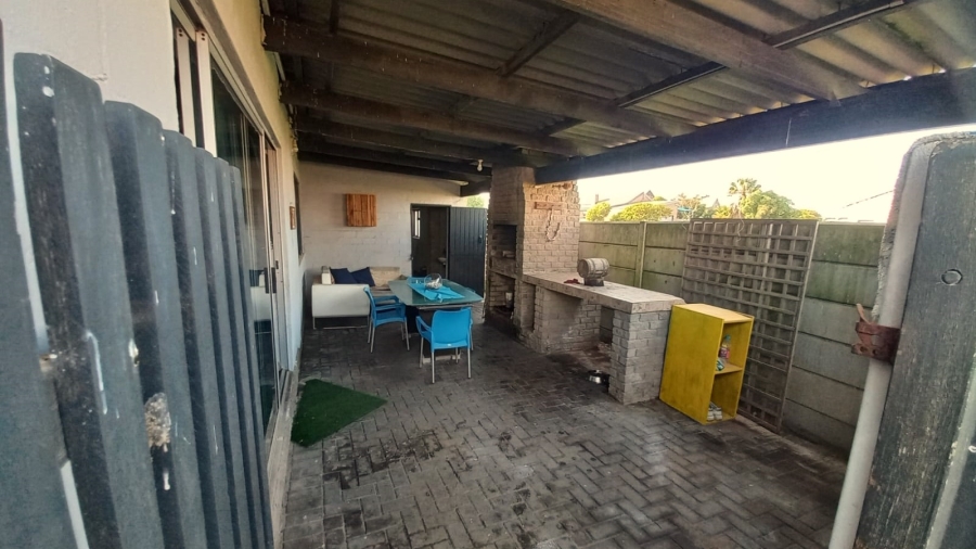 4 Bedroom Property for Sale in Britannia Bay Western Cape